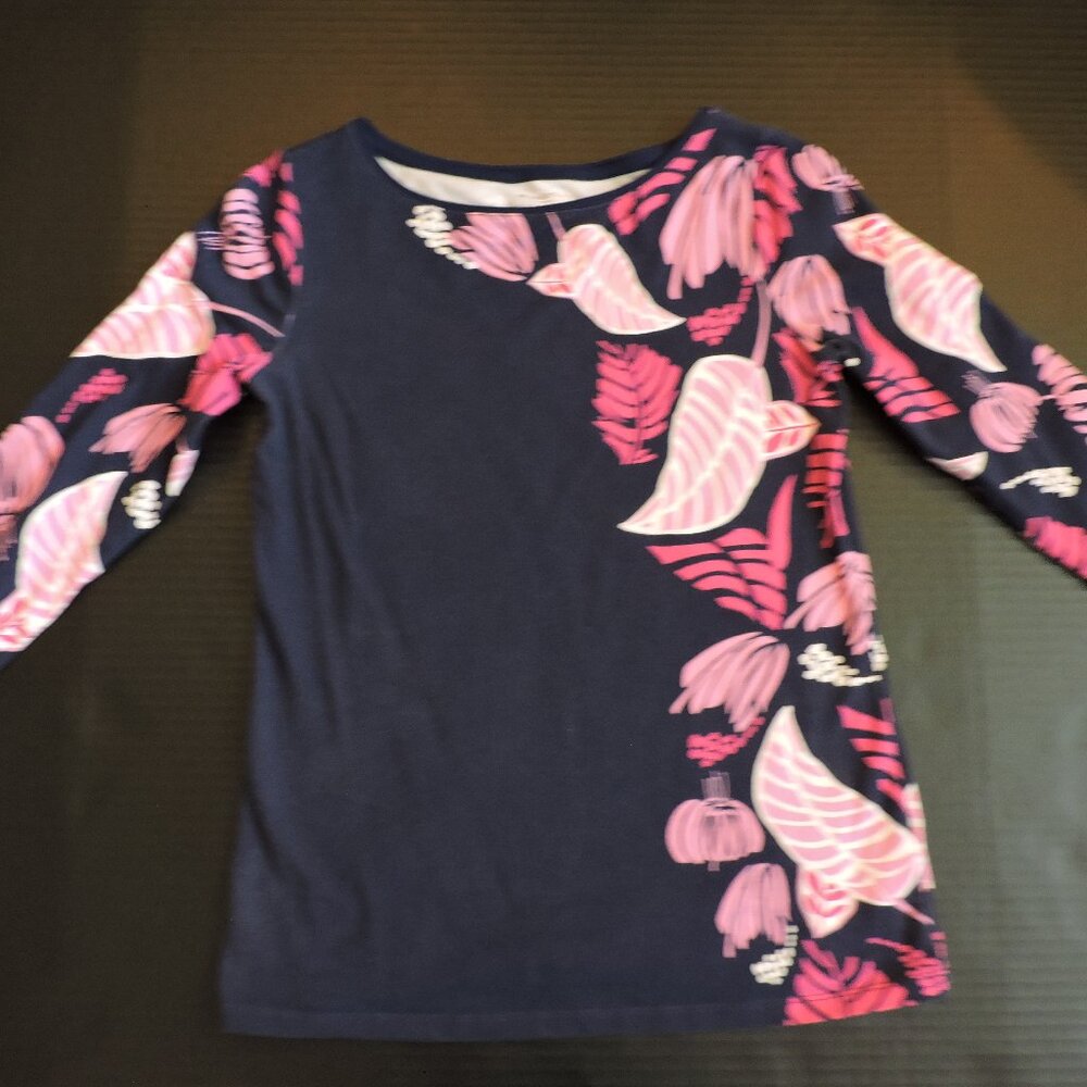 Talbots XS Misses soft crewneck Navy Blue top with bright pink and white floral